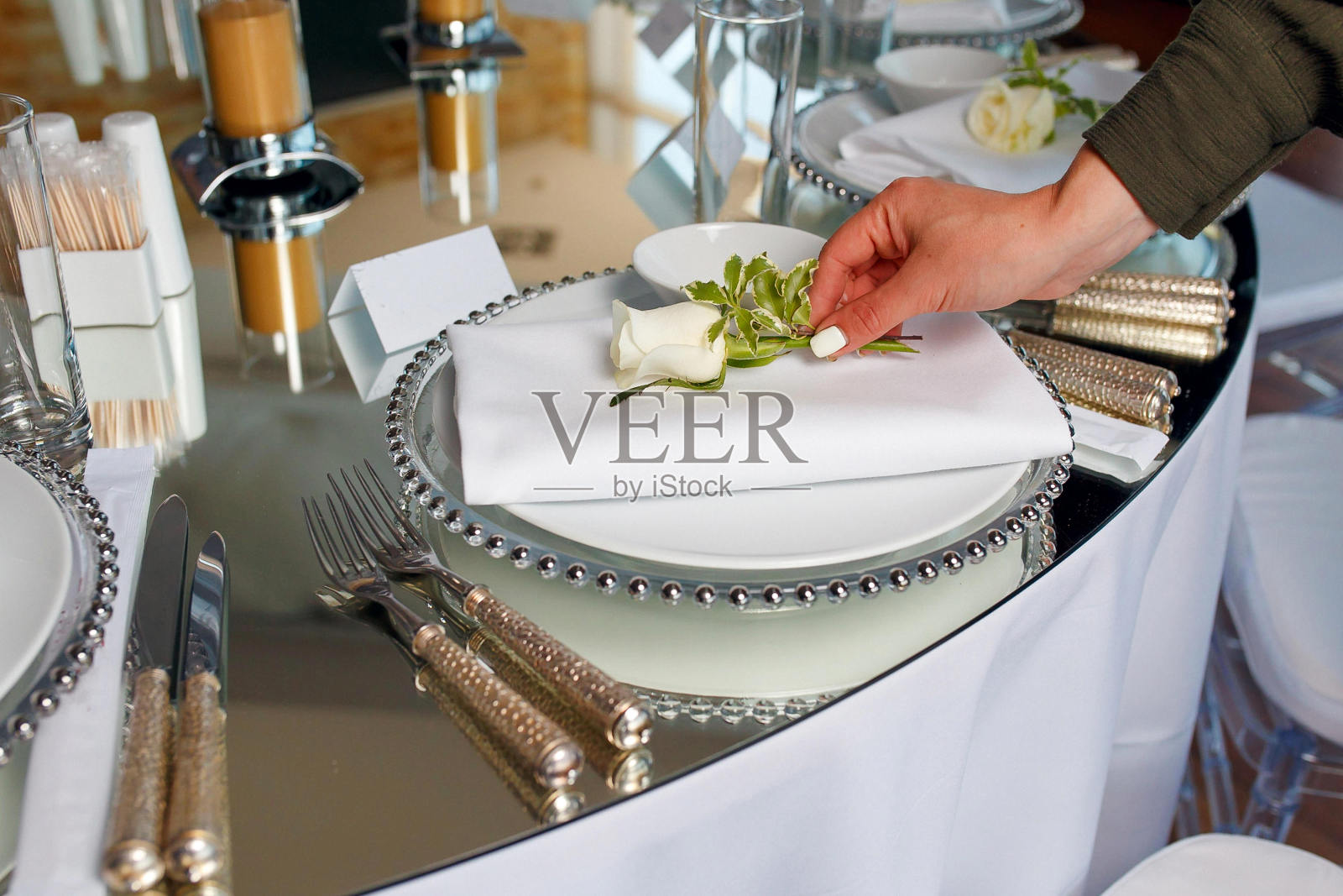 豪华装饰配有一套玫瑰镜桌照片摄影图片