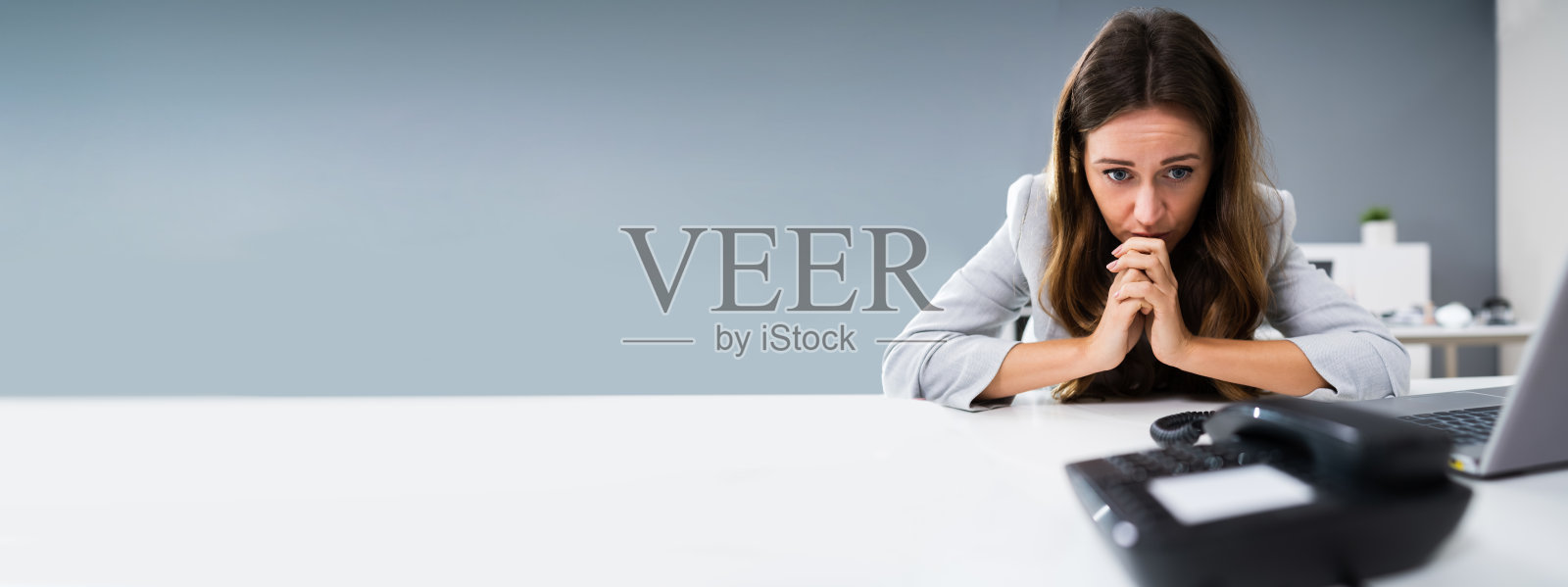 女商人在固定电话上等待电话照片摄影图片