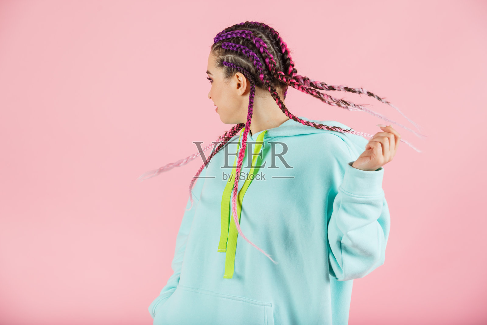 扎着彩色卡尼卡隆辫子的女孩照片摄影图片