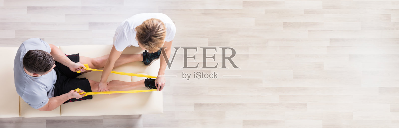 进行运动治疗的女性物理治疗师照片摄影图片