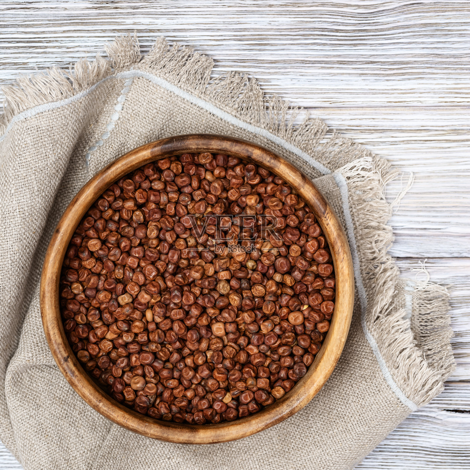 生的灰豌豆在圆木碗上轻木。有机健康饮食食品。传统的拉脱维亚的产品。豆类豆类种子。照片摄影图片