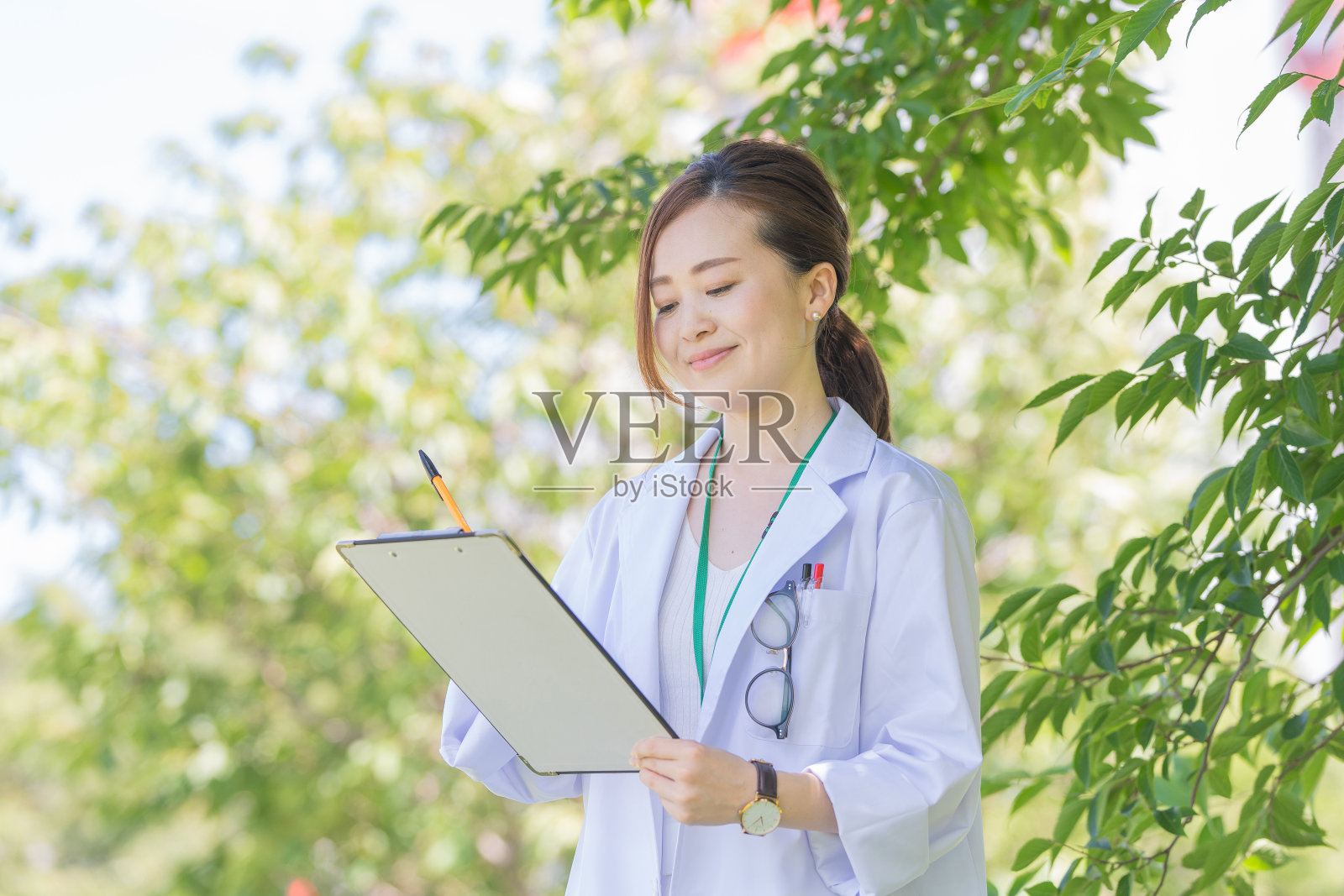 穿白大褂的亚洲妇女照片摄影图片