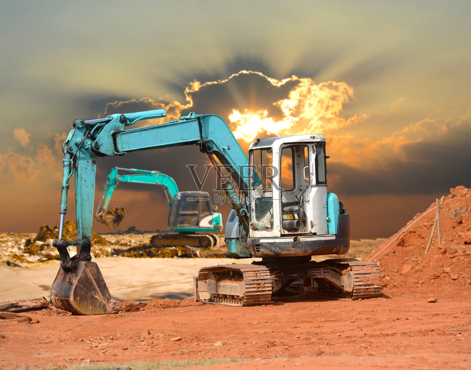 工地挖掘机、挖掘机和自卸车。建筑工地的工业机械照片摄影图片