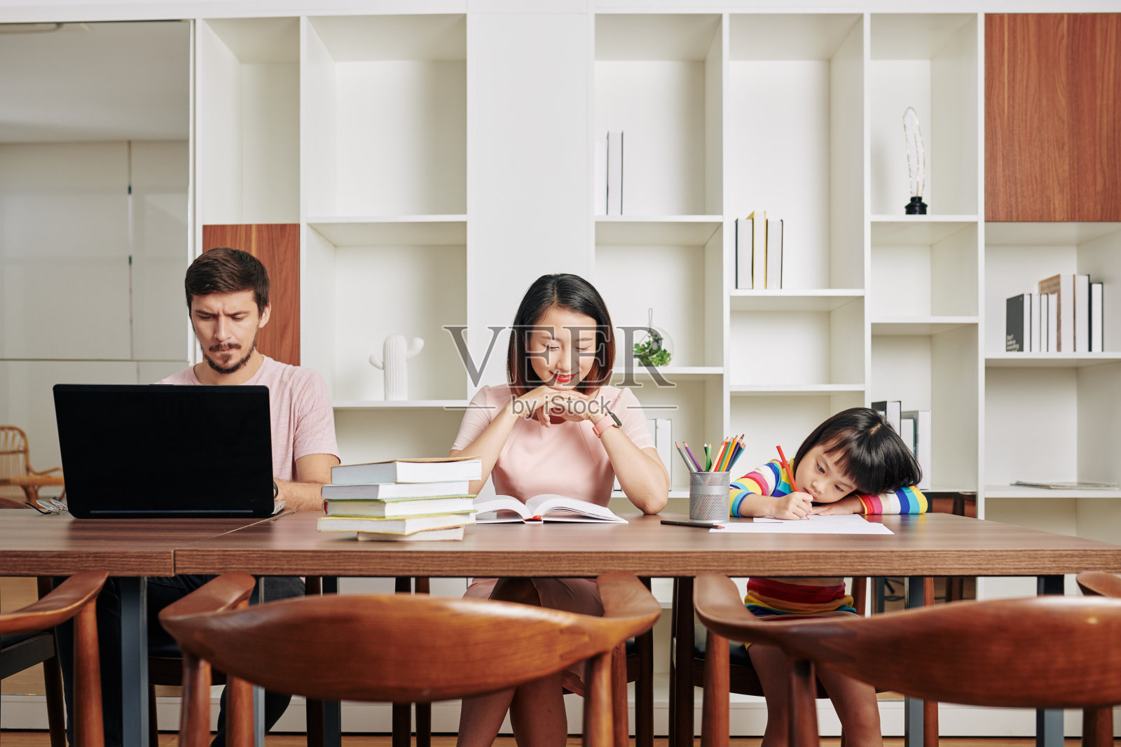 在家里保持家庭社交距离照片摄影图片