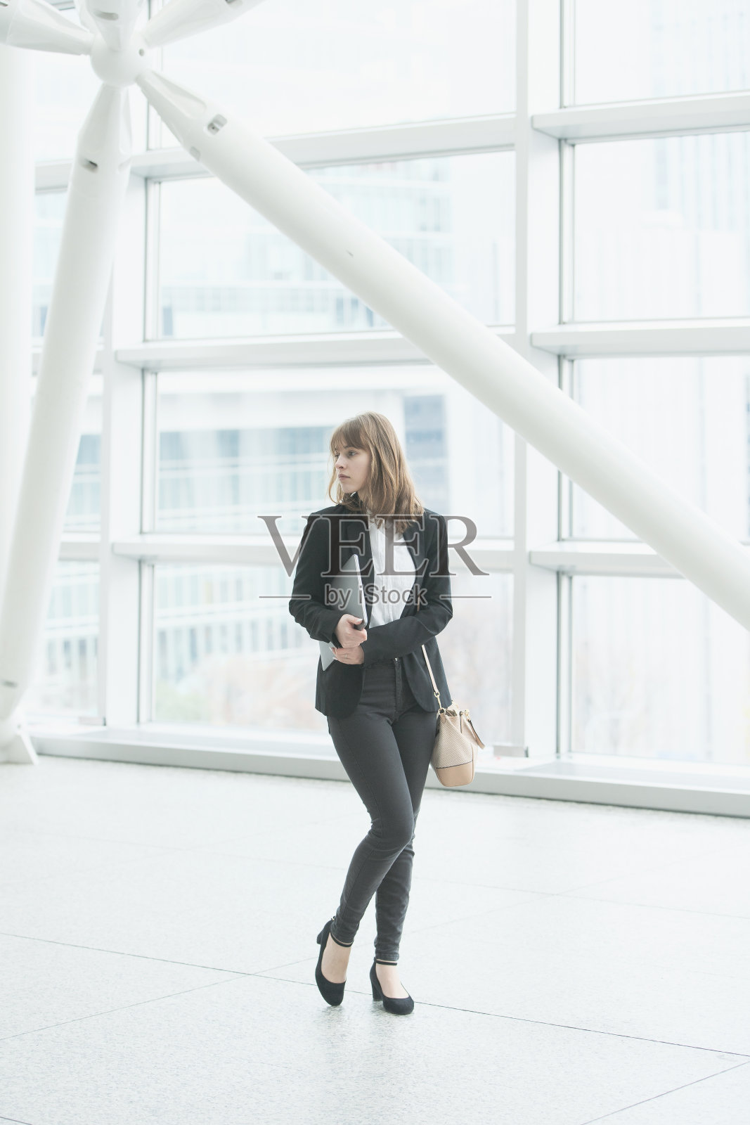 年轻的商务女性，手提电脑照片摄影图片