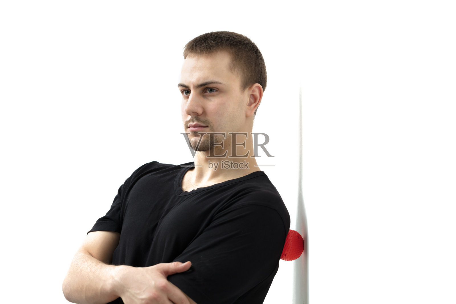 这个男人用特殊的运动器材做强身健体的运动。自我按摩可以增强身体的张力照片摄影图片