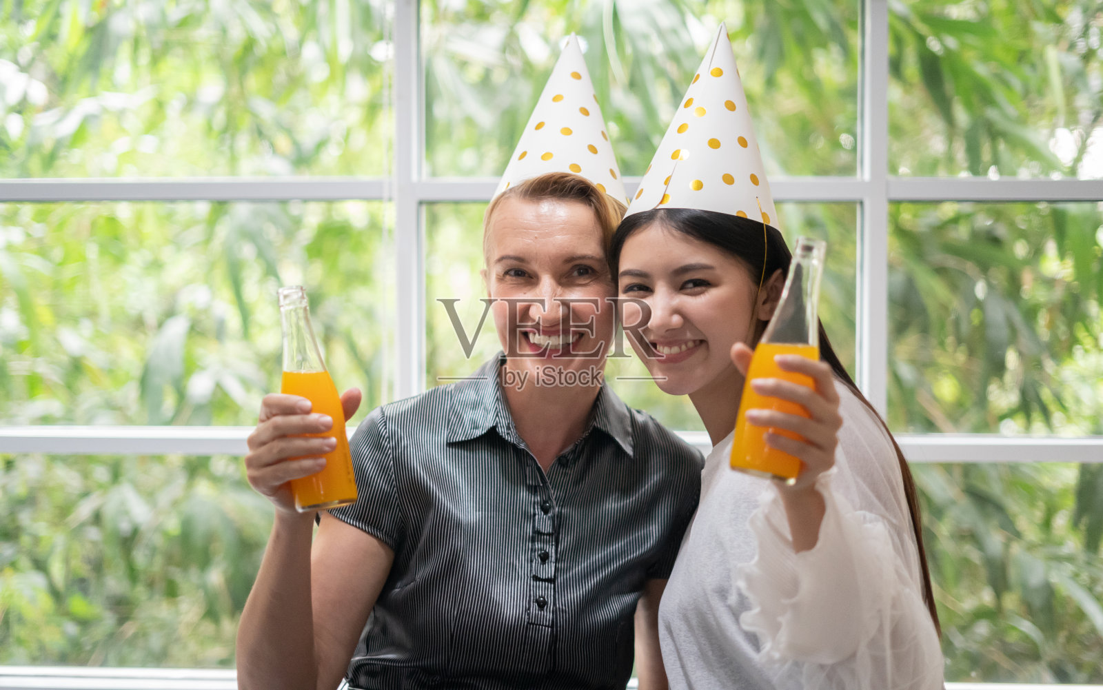 两个女人在派对上喝橙汁照片摄影图片