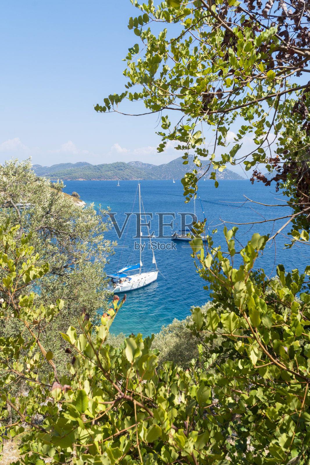 停泊在美丽海湾的帆船。照片摄影图片