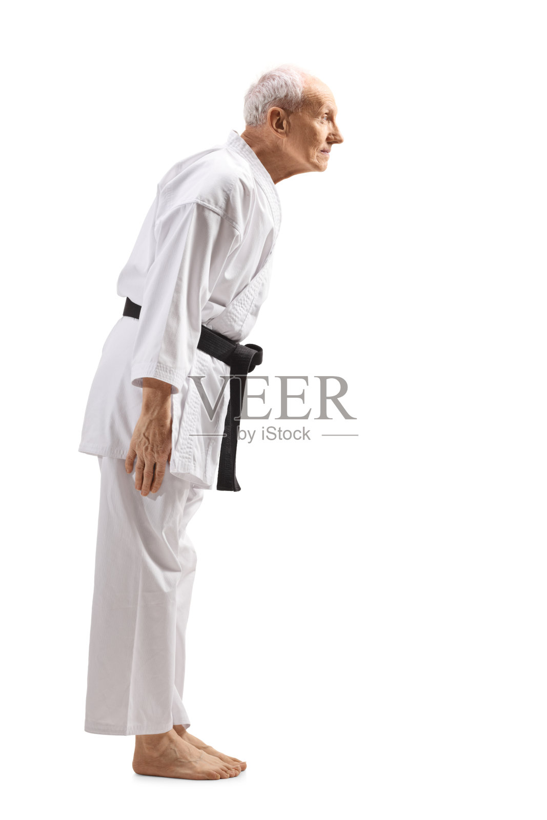 一个高级空手道大师在和服的完整长度侧面镜头照片摄影图片