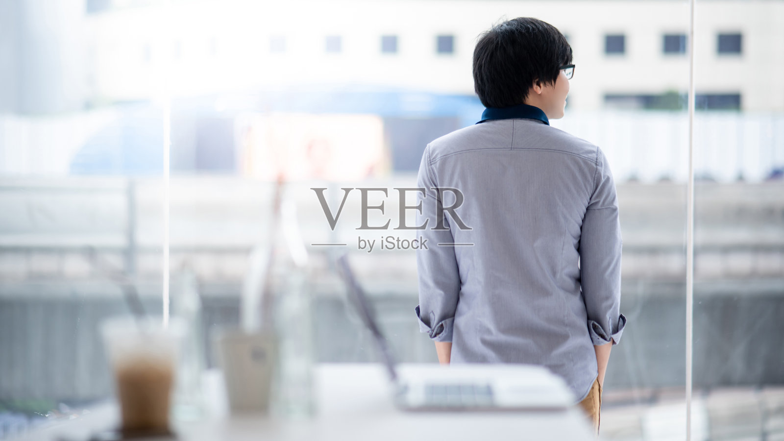 从办公室会议室向外看的亚洲商人照片摄影图片