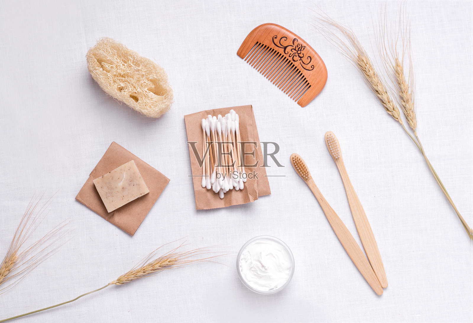 牙刷、毛刷、肥皂、毛巾等生态洗浴用品。“零浪费”的概念照片摄影图片