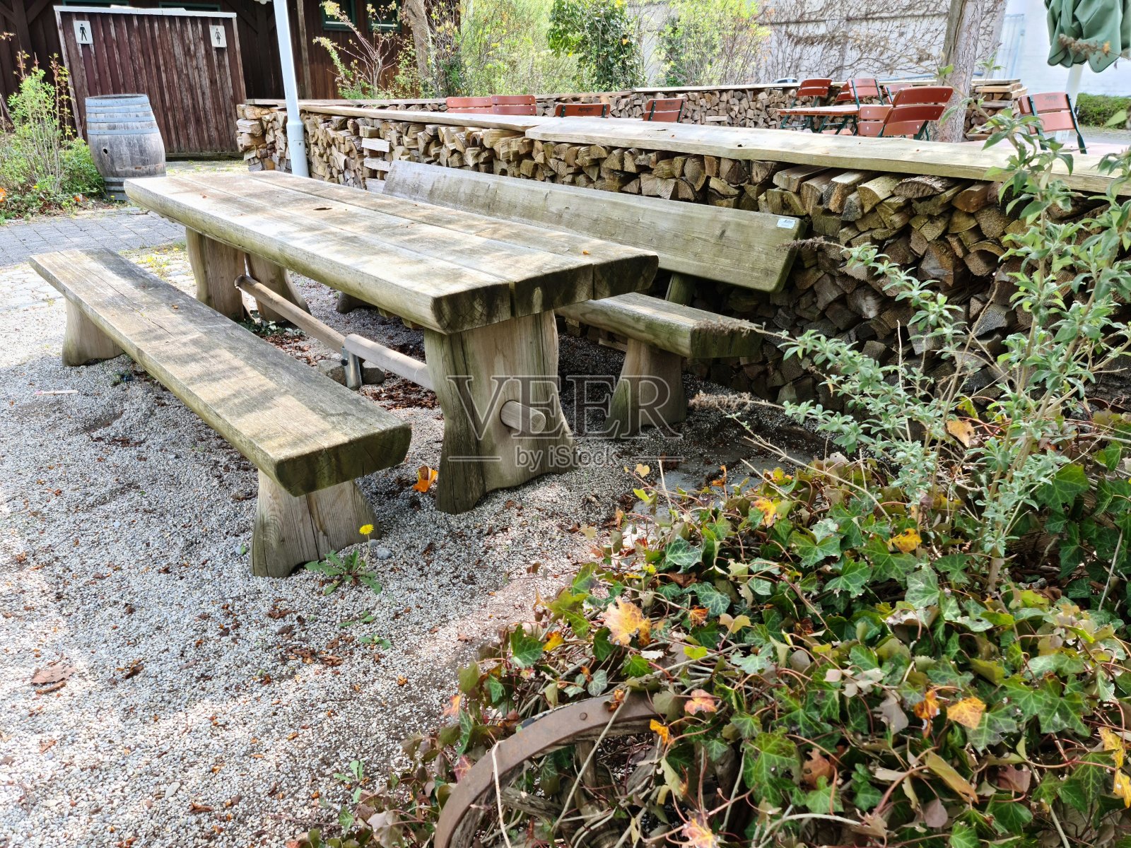 椅子和桌子照片摄影图片