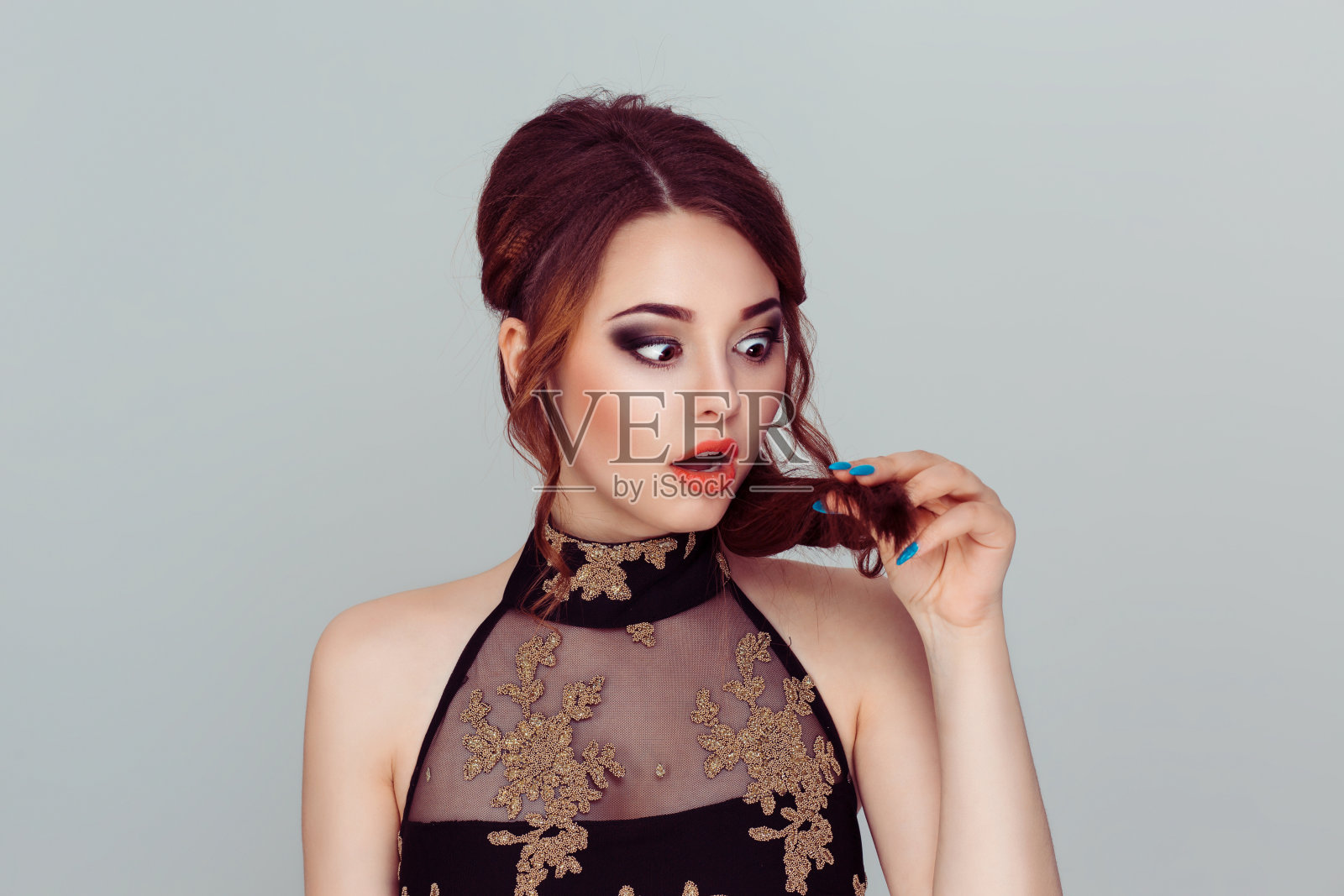 不高兴沮丧的年轻女子惊讶她正在脱发，后退的发际线。灰色的背景。人脸表情情感。美丽的发型的概念照片摄影图片