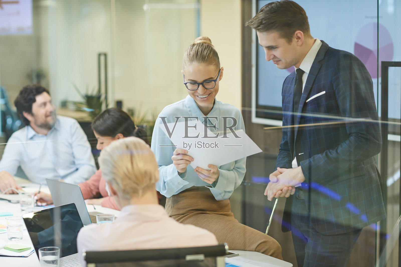 商务人士阅读文件照片摄影图片