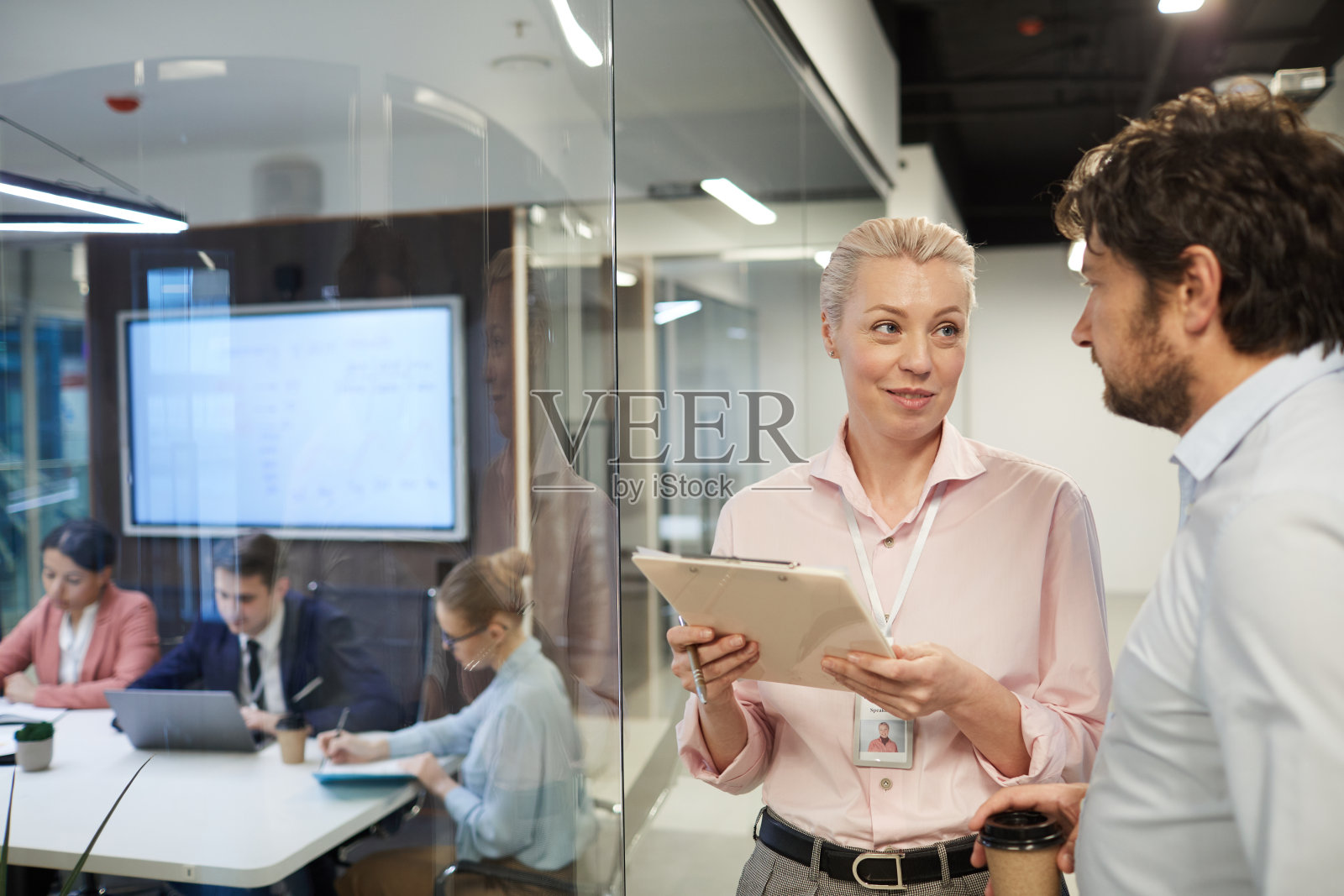女商人与商人讨论报告照片摄影图片