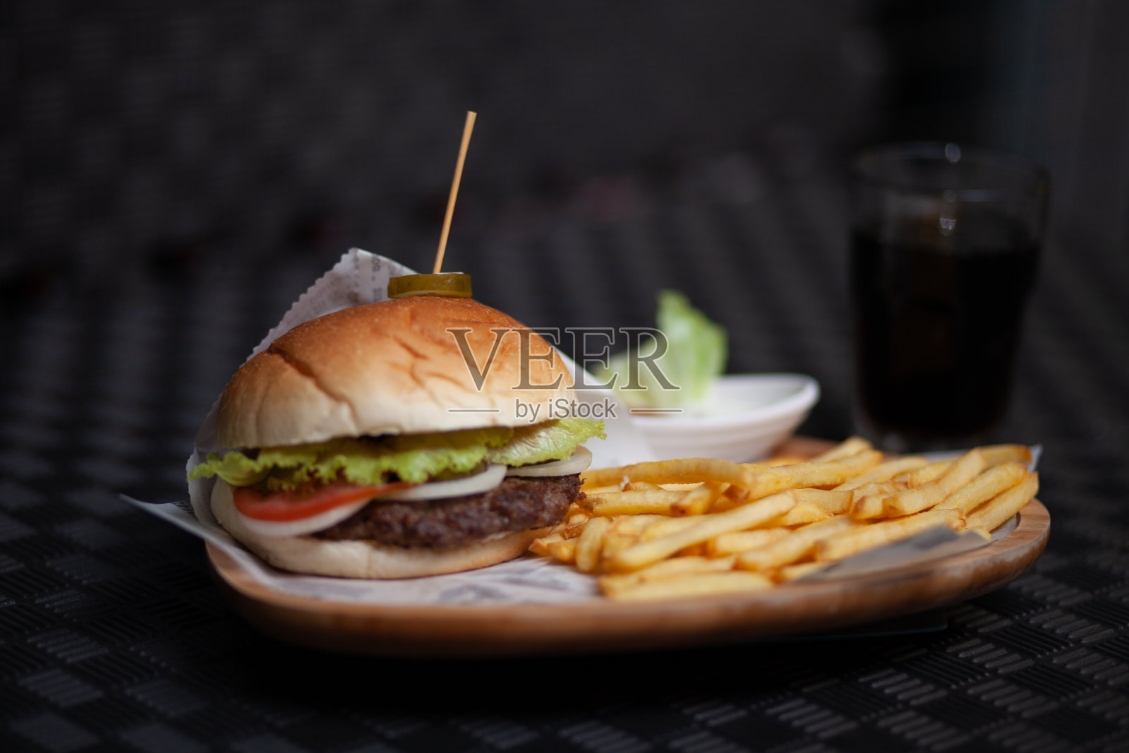 黑色背景下的汉堡、薯条和可乐照片摄影图片