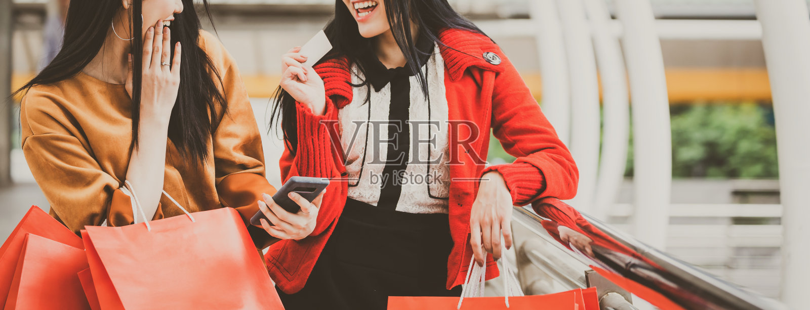 购物的女人照片摄影图片