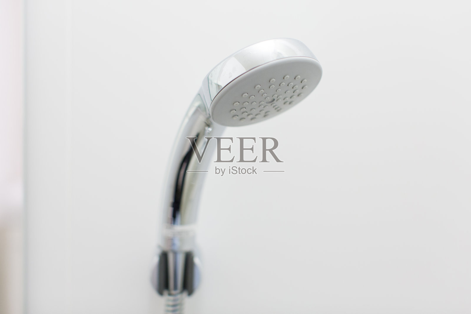 淋浴喷头在干净的浴室照片摄影图片
