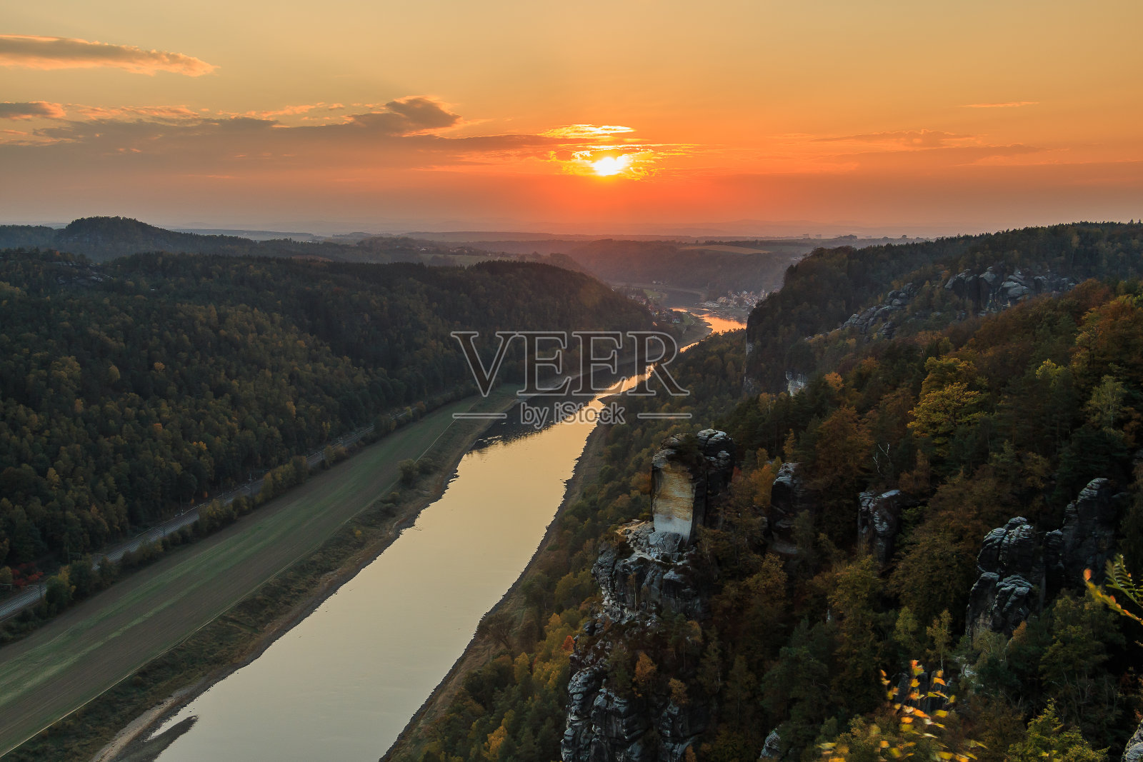 撒克逊瑞士与秋天的日落照片摄影图片