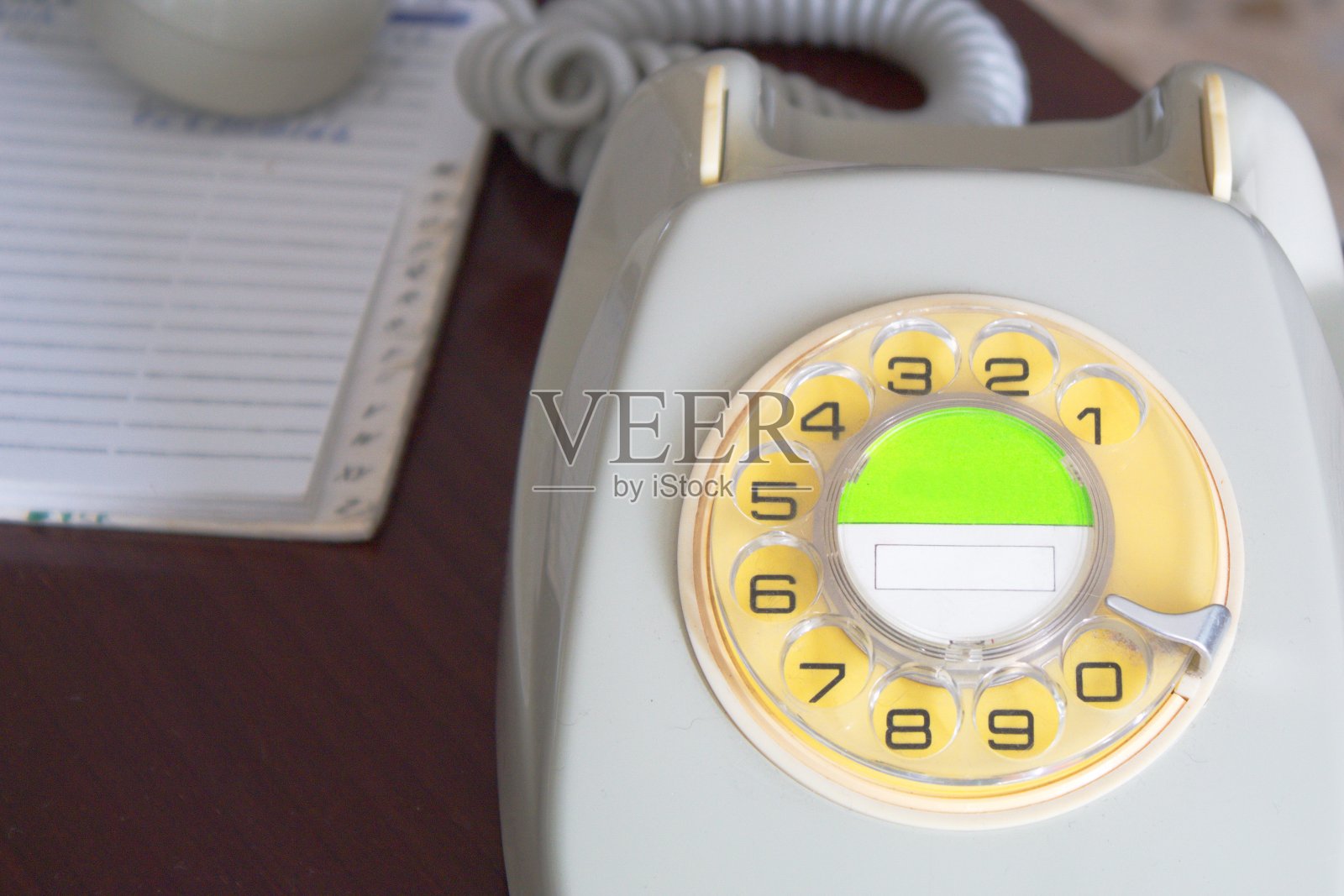 桌子上联系簿旁边的旧电话照片摄影图片