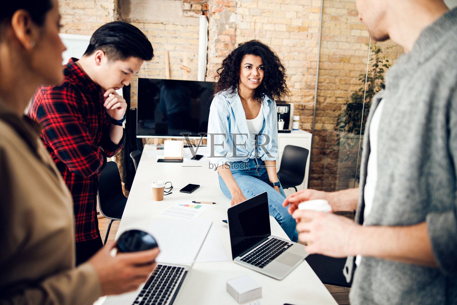 年轻的商业同事在办公室做项目照片摄影图片