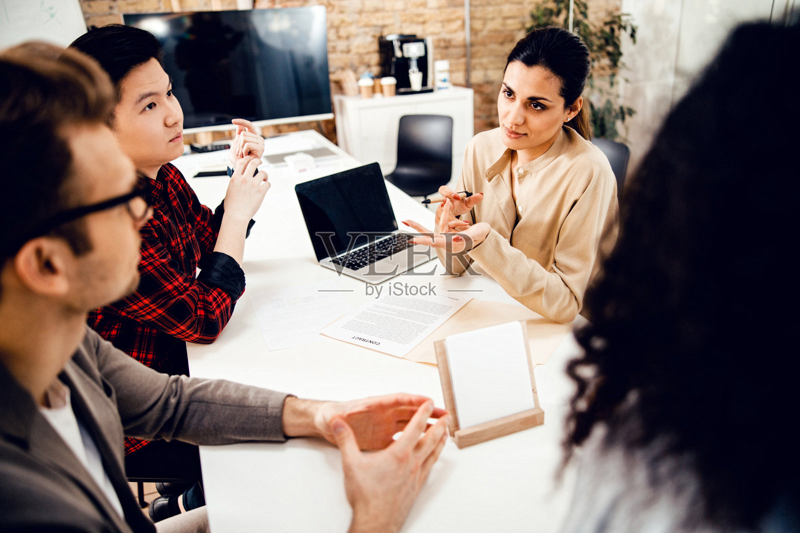 商务人员在办公室开会时讨论合同照片摄影图片