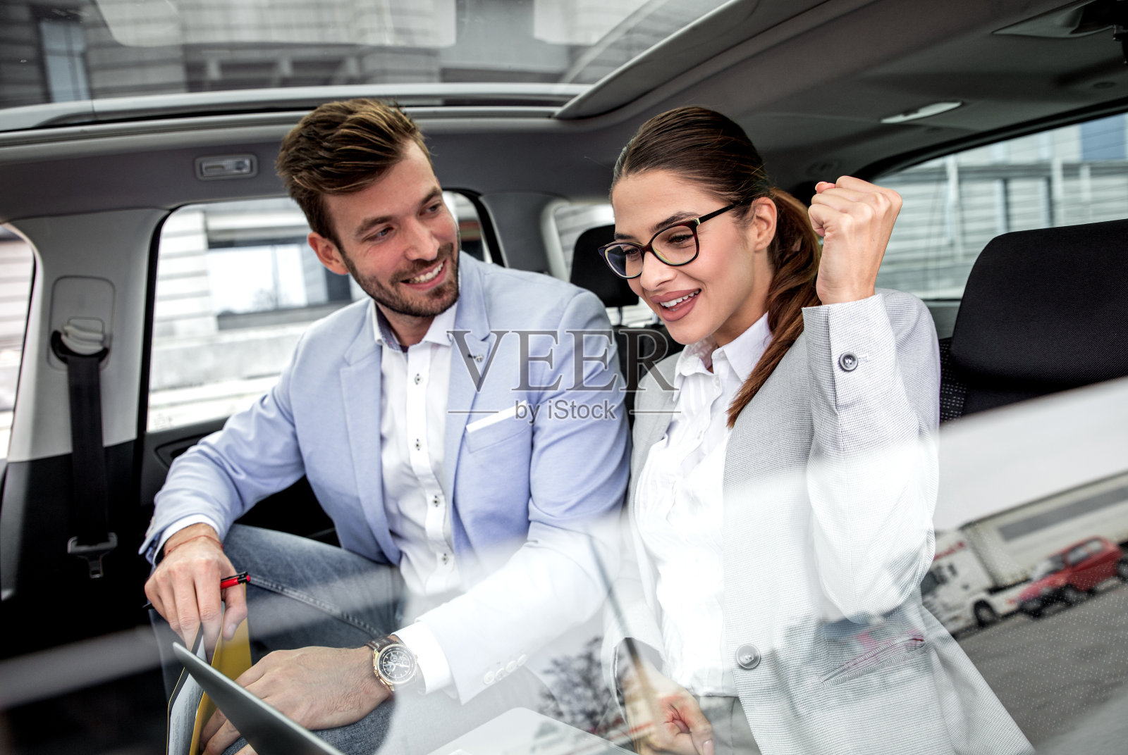 年轻的商人一起工作，同时开车旅行。照片摄影图片
