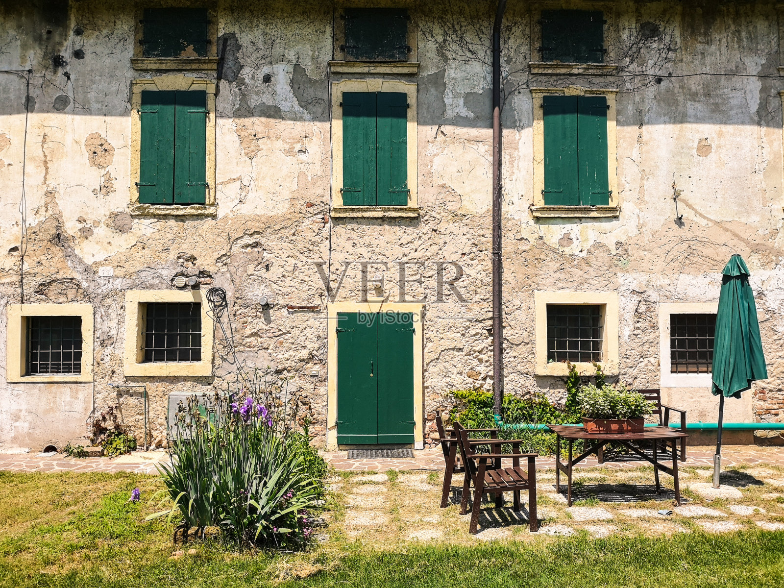 意大利威尼托绿色乡村的典型农舍。照片摄影图片