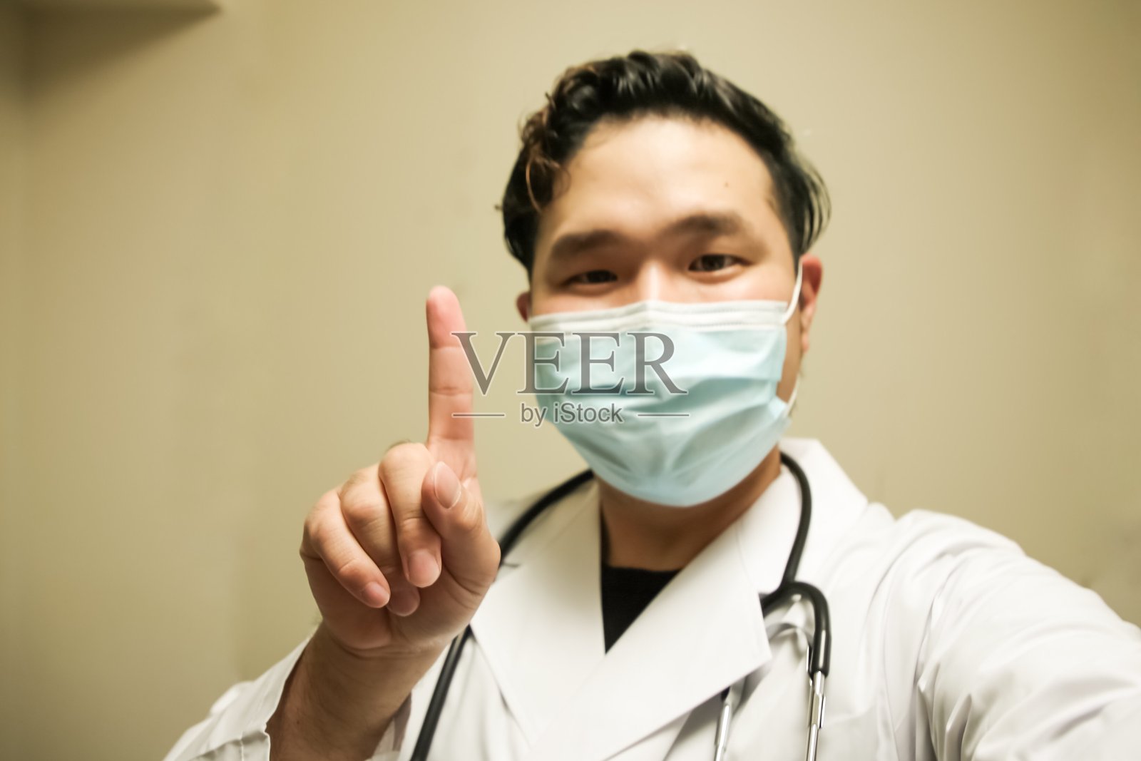 亚洲男子医生自拍远程医疗照片摄影图片