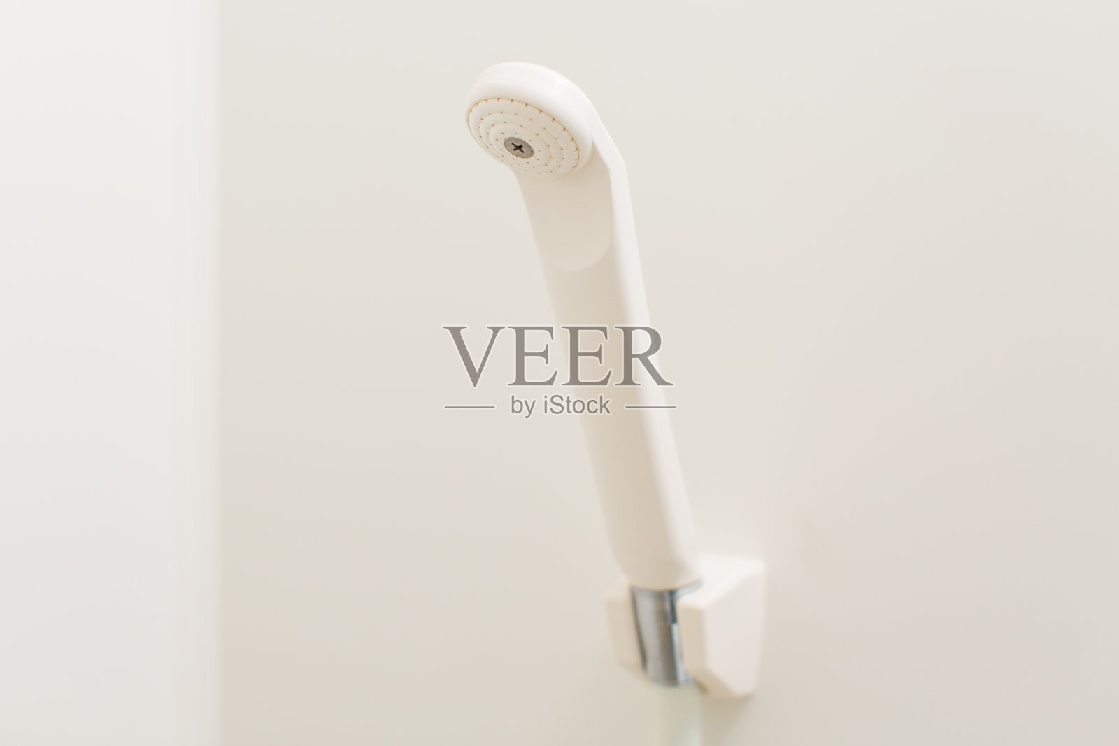 淋浴喷头在干净的浴室照片摄影图片