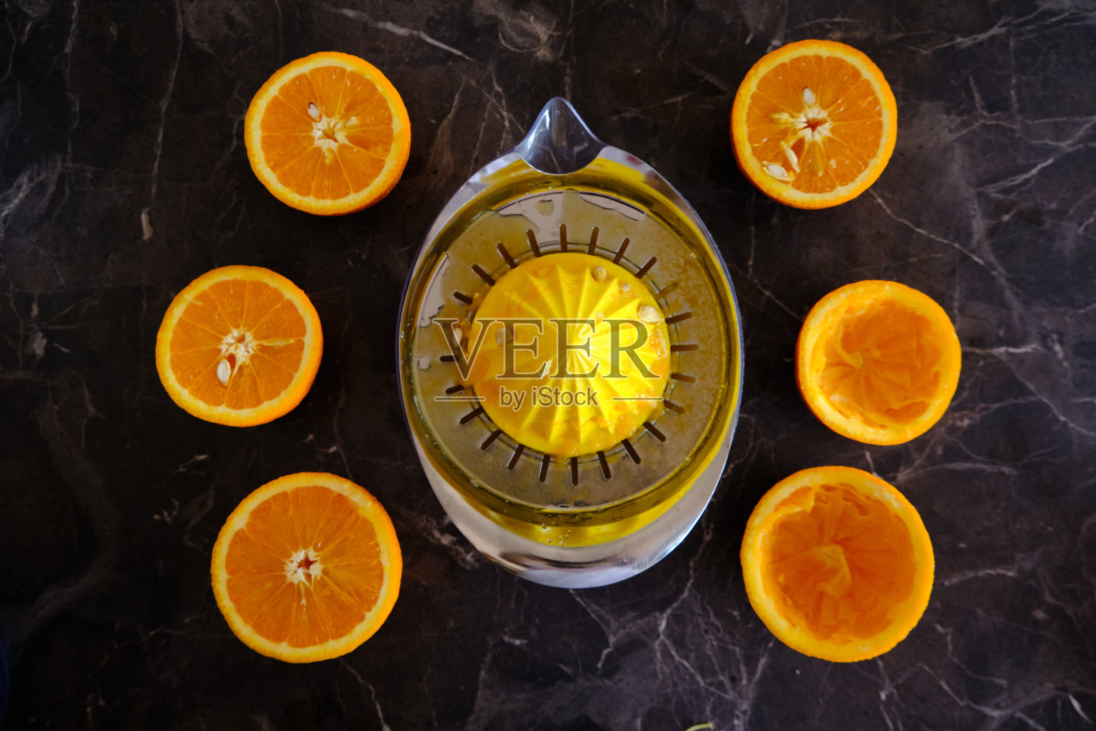 橙汁，维他命C，鲜手果汁。削减一半桔子照片摄影图片