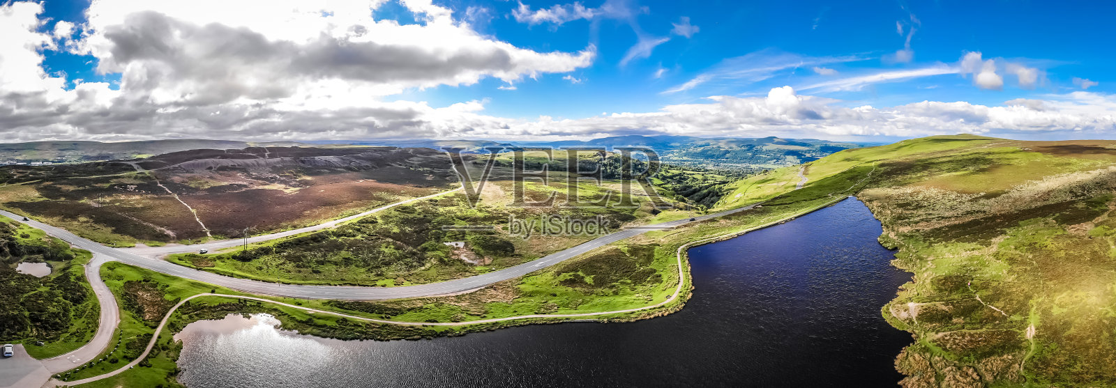 鸟瞰图的湖在自然公园的布雷肯灯塔在威尔士照片摄影图片