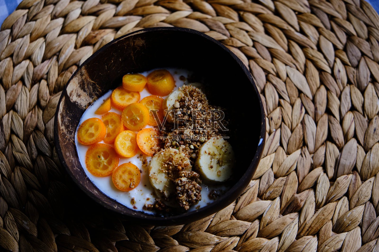 酸奶与画眉草和藜麦顶部覆盆子，椰子片和枫糖浆照片摄影图片
