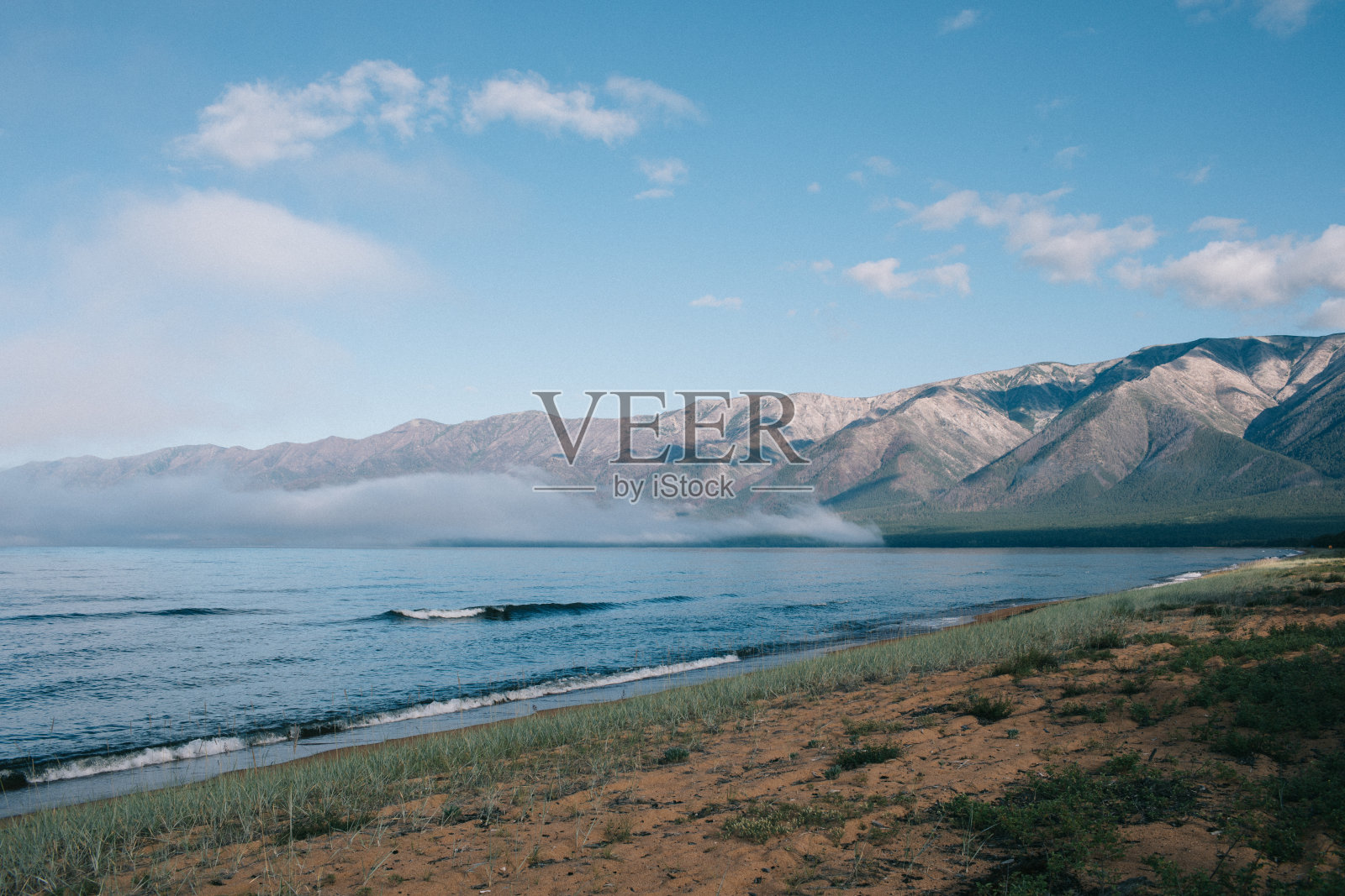 以山为背景的水体照片摄影图片