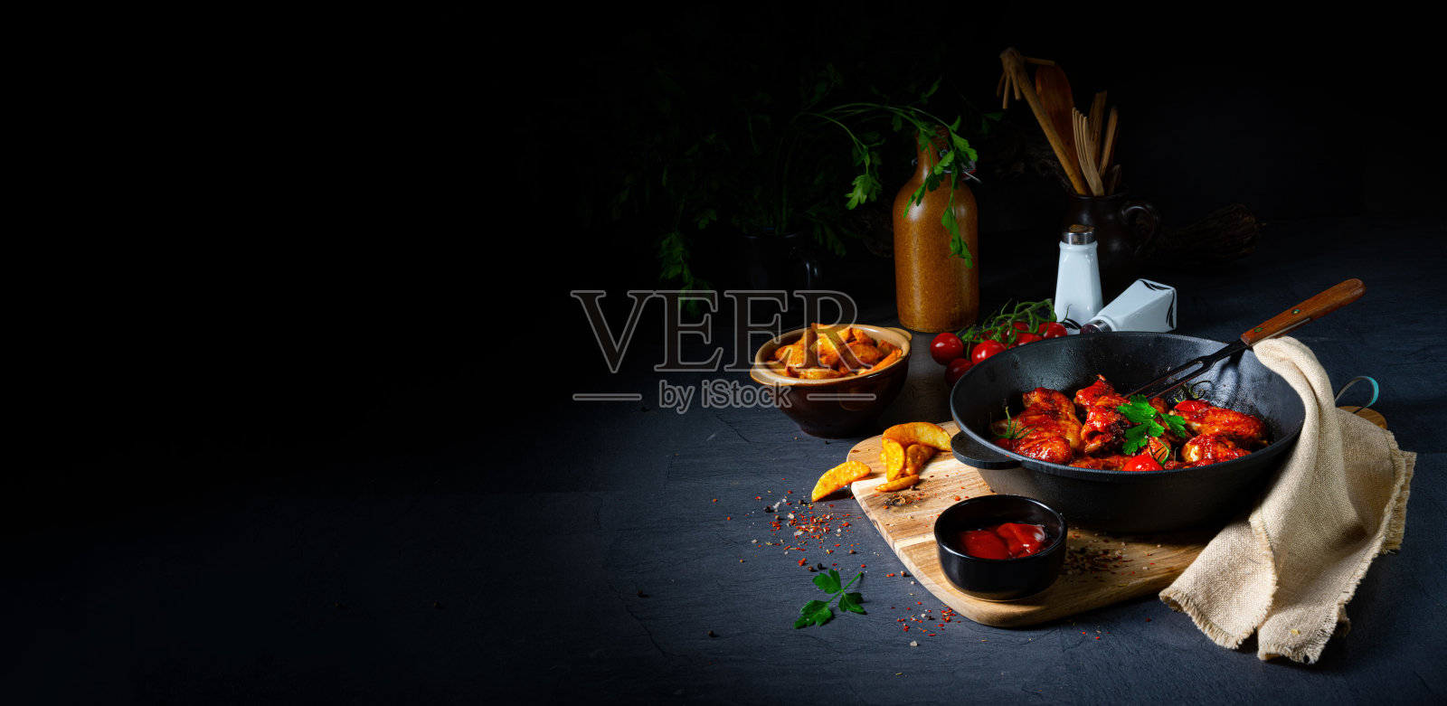 蜂蜜香辣鸡翅配土豆角照片摄影图片