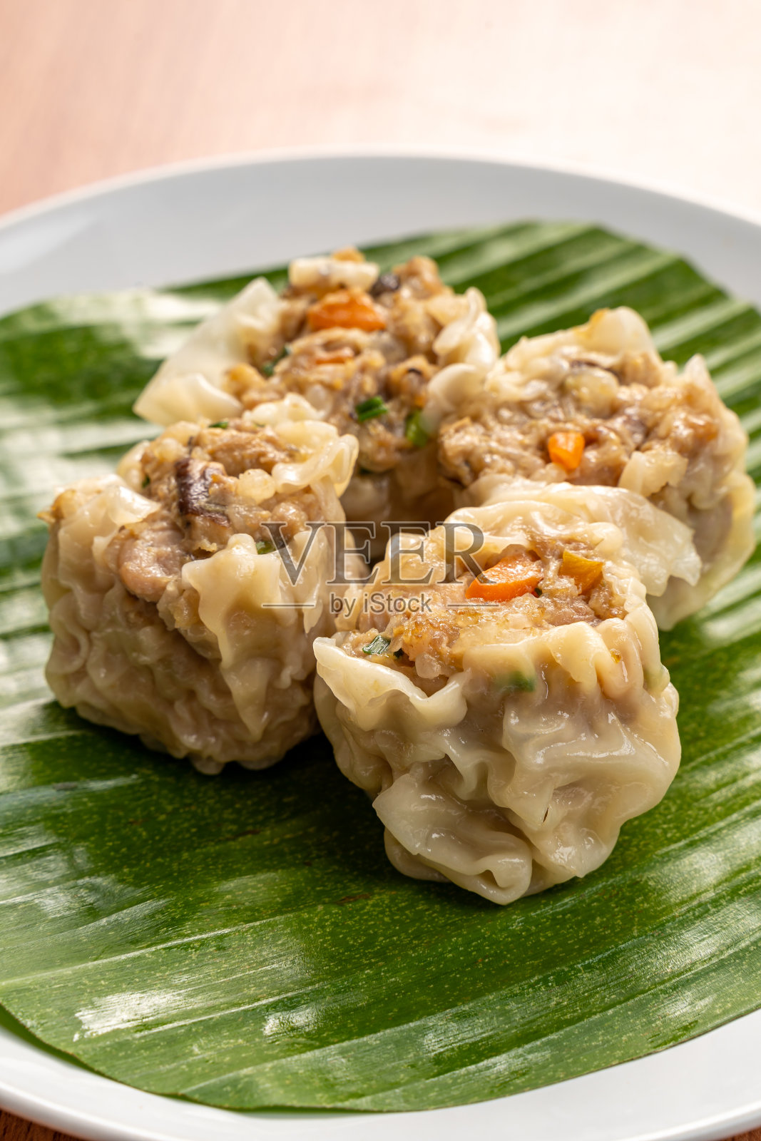 亚洲蒸饺或点心:中国名菜，木桌猪肉和虾。照片摄影图片