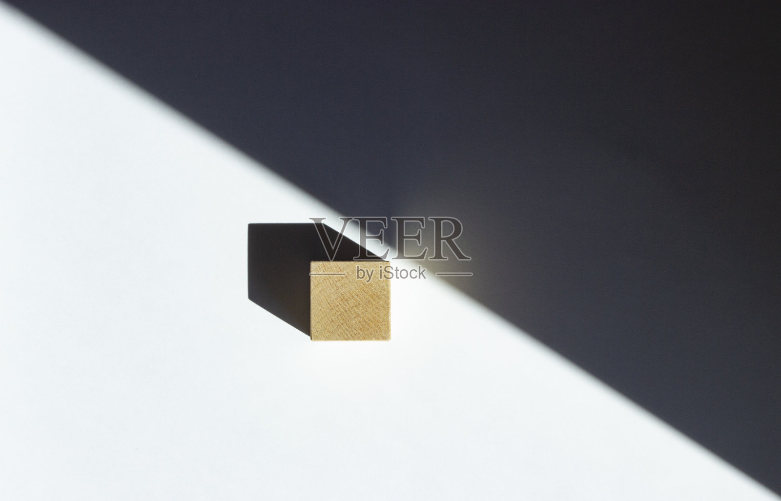 设计概念-抽象的几何真实的木质立方体与超现实的布局在白色的背景照片摄影图片