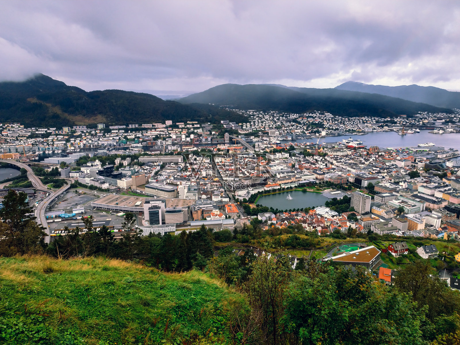 在多云天气下，挪威城市卑尔根的街道和建筑物的全景照片摄影图片