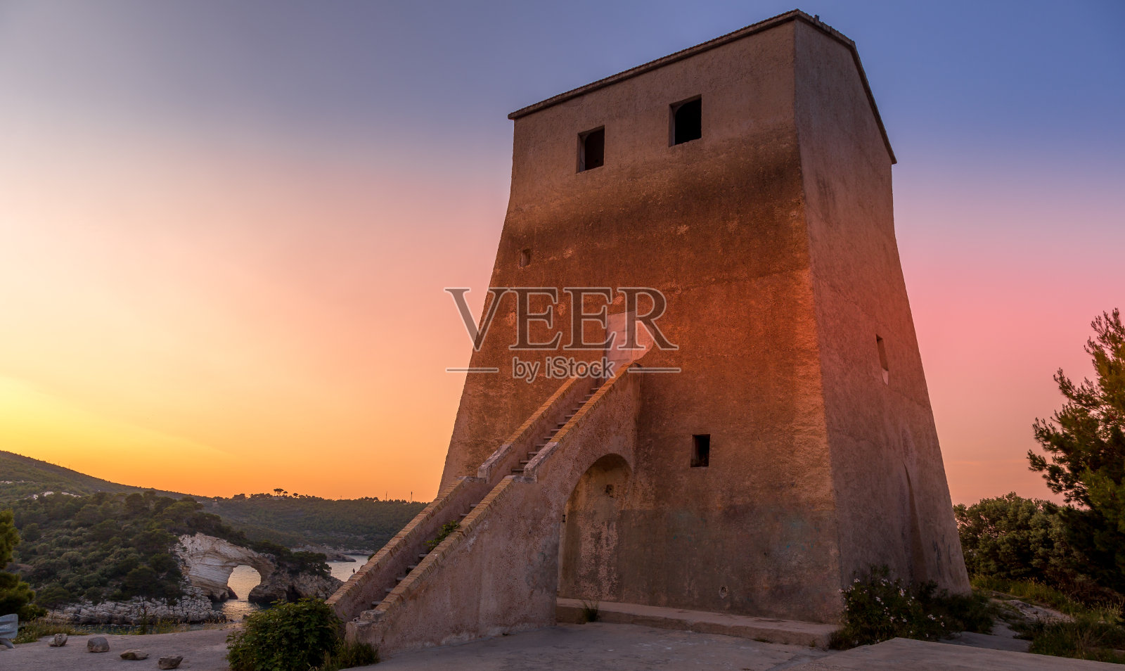 海岸上的防御塔照片摄影图片