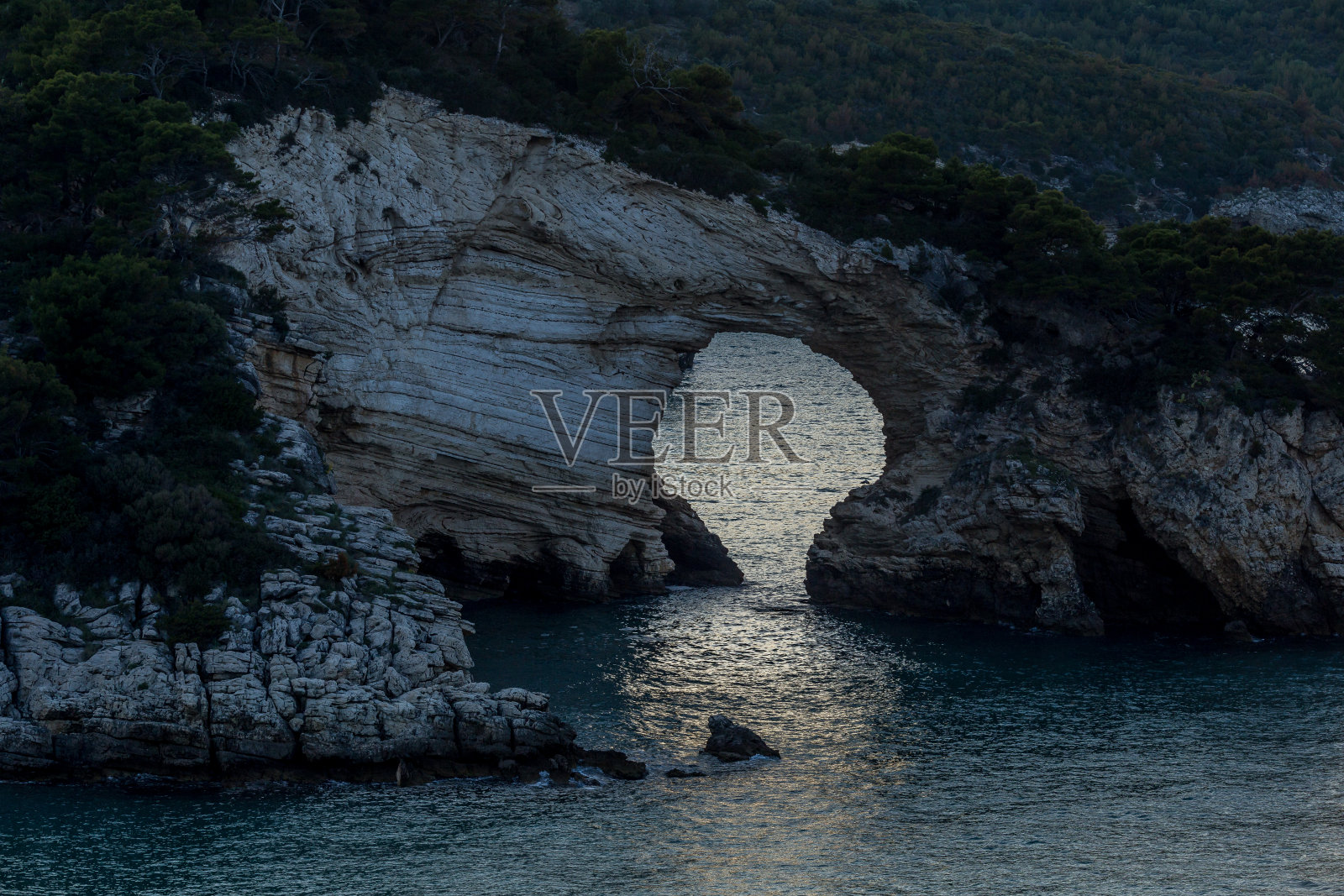 美丽的日落在海岸上照片摄影图片