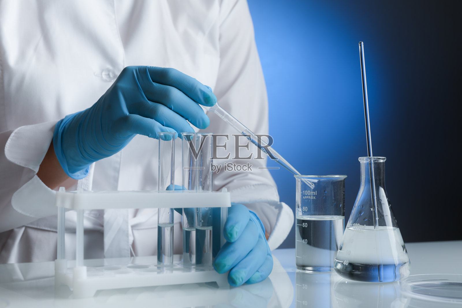 生产抗病毒疫苗。照片摄影图片