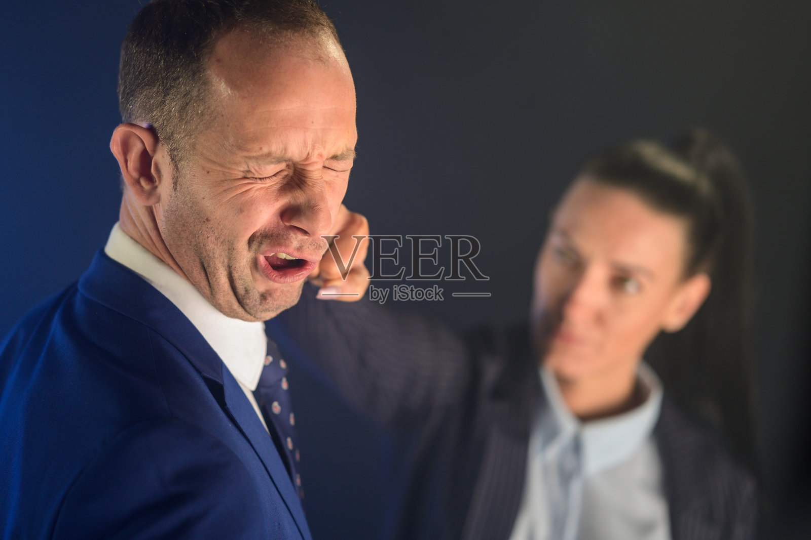 女商人打她的同事照片摄影图片