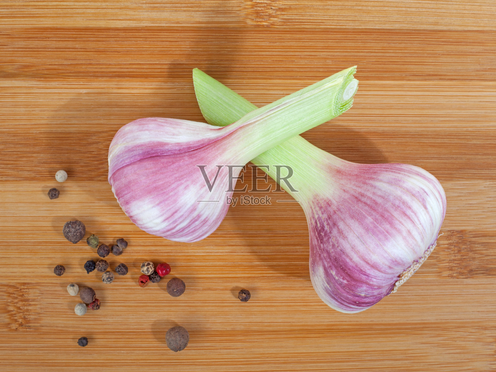 木质背景上的大蒜和花椒的特写照片摄影图片