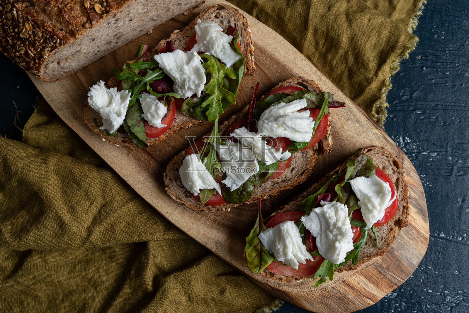 新鲜出炉的乡村面包和马苏里拉奶酪三明治照片摄影图片