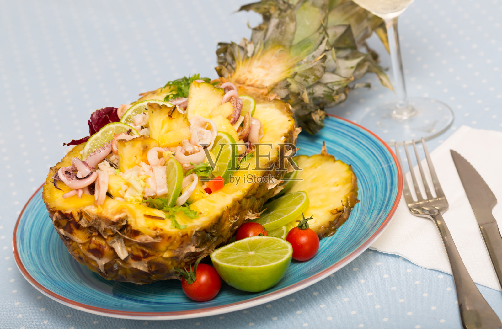 鱿鱼、菠萝和酸橙沙拉照片摄影图片