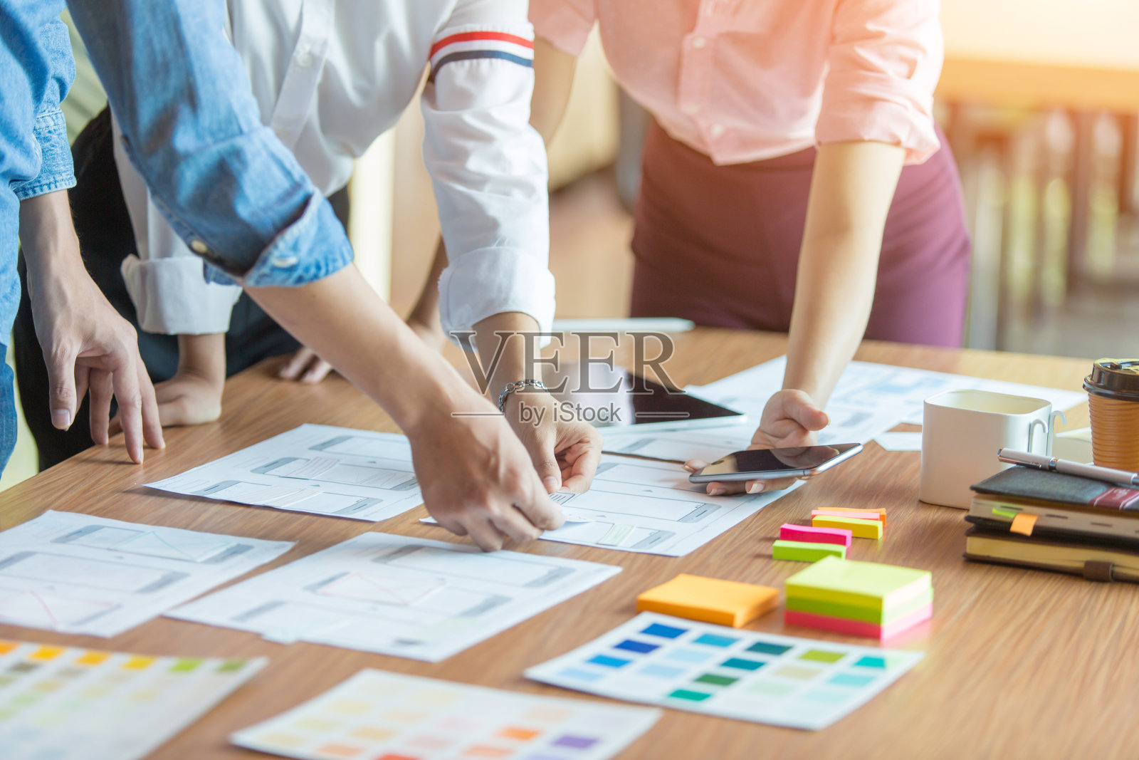 平面设计师正在集思广益，选择颜色组来设计网站的应用程序照片摄影图片