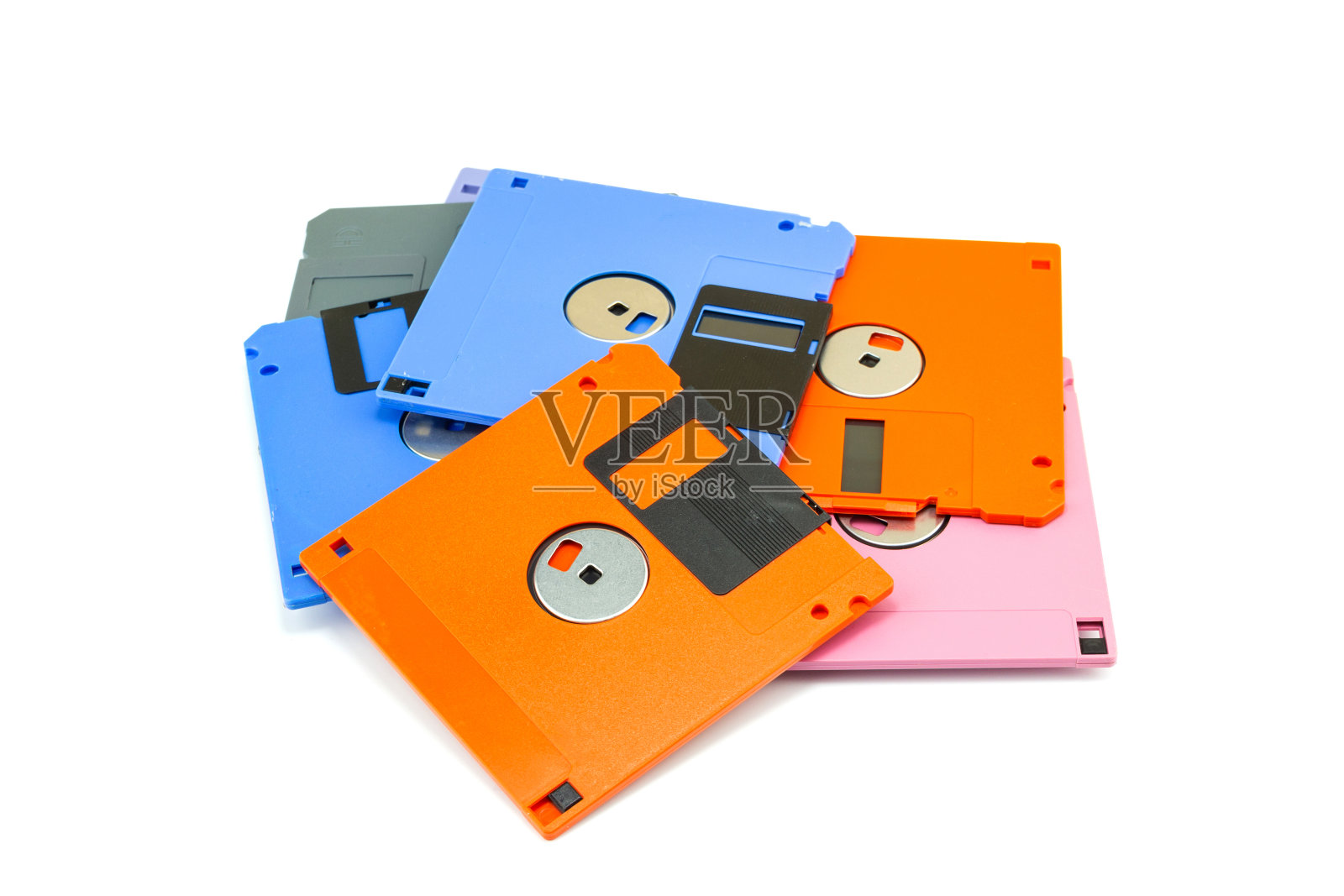 软盘，也叫软盘，软盘或磁盘是一种普遍存在的数据存储形式，孤立在白色背景照片摄影图片