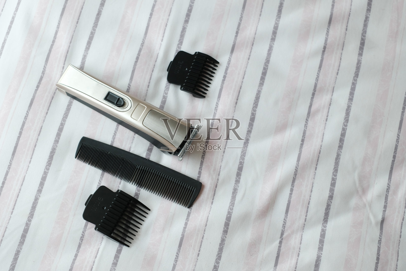 采购产品时尚的专业理发剪刀，理发和修剪剪刀，剪子，梳子。发型配饰照片摄影图片