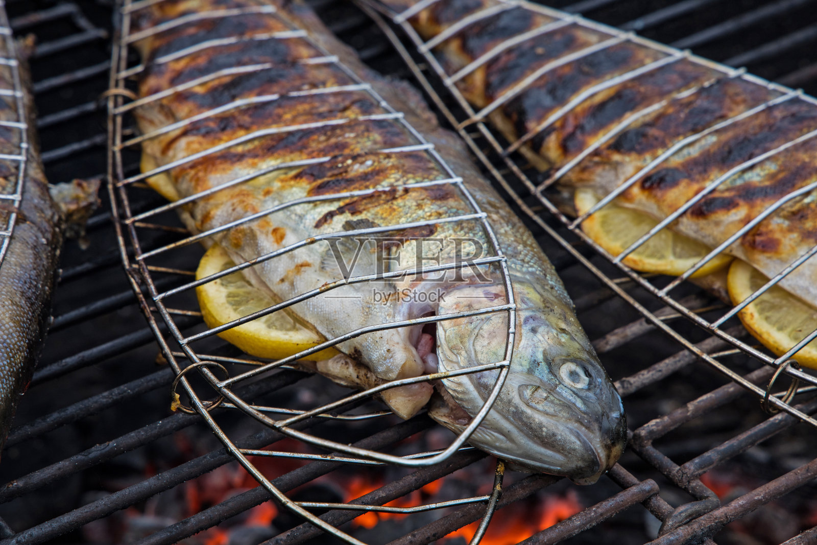 木炭烤架上的新鲜鳟鱼来自当地的孵化场照片摄影图片
