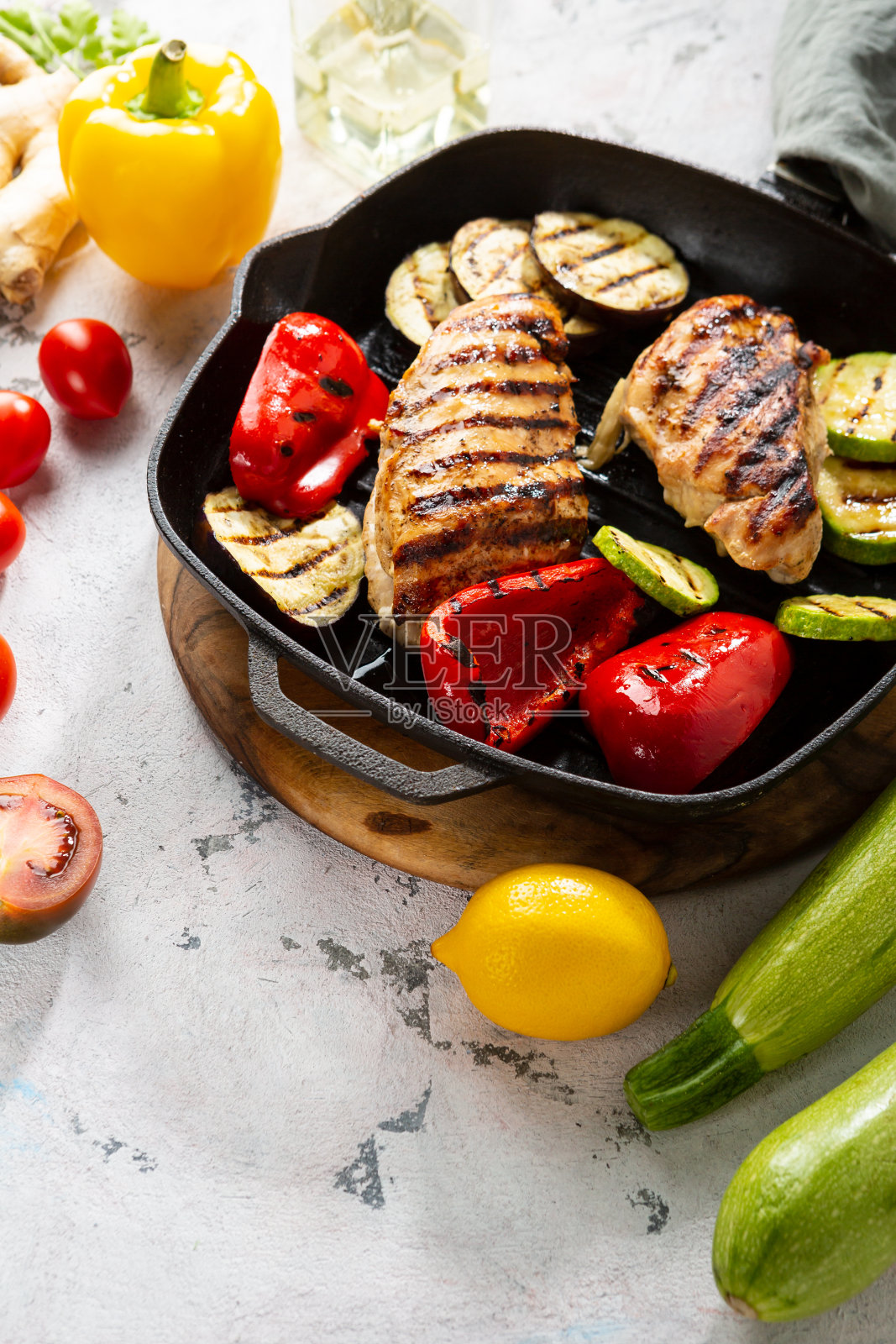 烤肉、蔬菜和新鲜农产品照片摄影图片